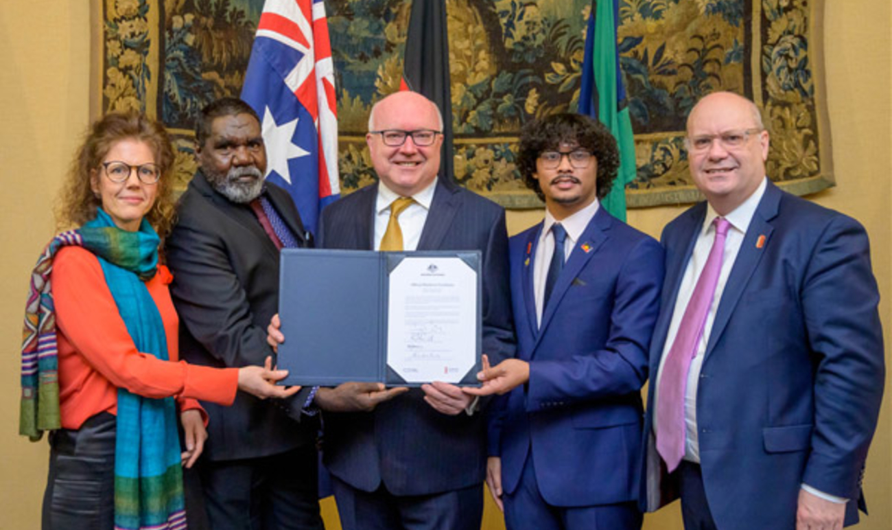 Manchester Museum Director Esme Ward, Gangalidda and Garawa traditional owner Uncle Donald Bob, the Hon George Brandis QC, High Commissioner to the United Kingdom, Gangalidda and Garawa traditional owner Mangubadijarri Yanner and AIATSIS CEO Craig Ritchie. Photo by David Tett.