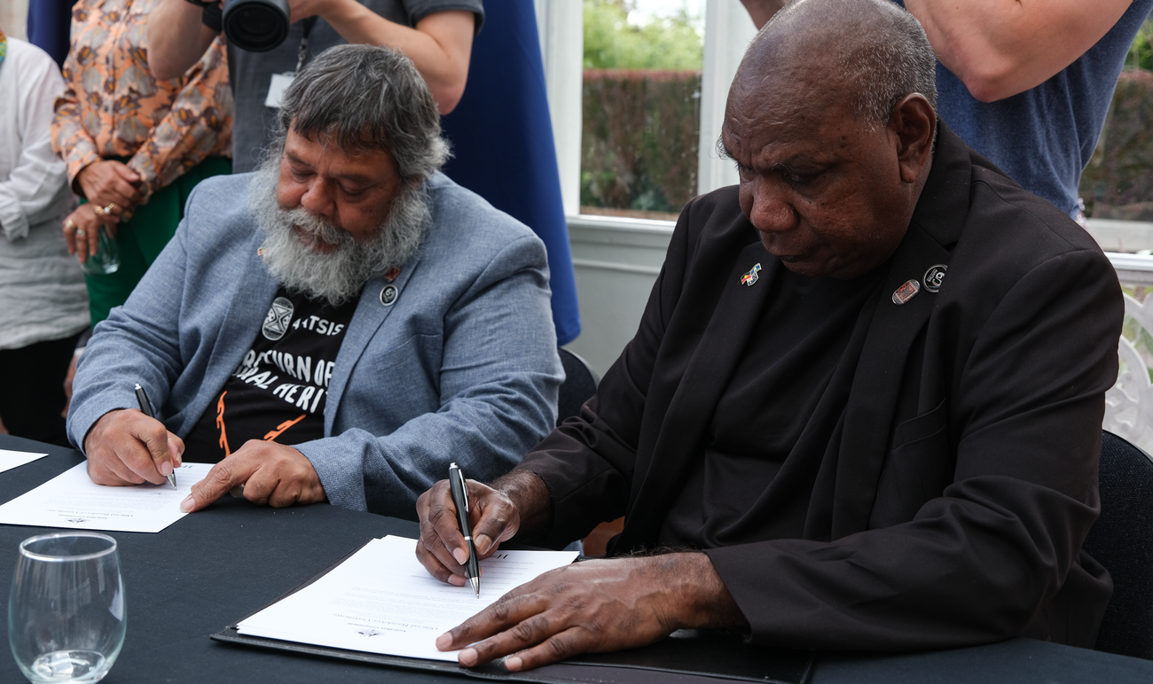 Horniman_Warumungu_return_1032_Warumungu_Elders_William_Ah_Kit_Jakamarra_and Cliff_Plummer_Jabarula_signing_the_return_credit_HornimanMuseumandGardens_1