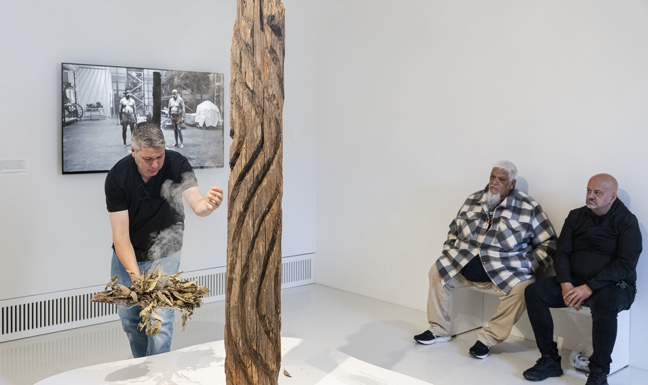 Wayne Griffiths Jnr Smoking Ceremony of the dhulu. Photo © Museum der Kulturen Basel, photographer Omar Lemke 